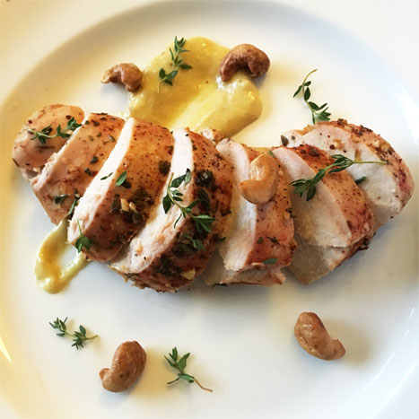 Pechugas rostizadas con salsa de mango y romero